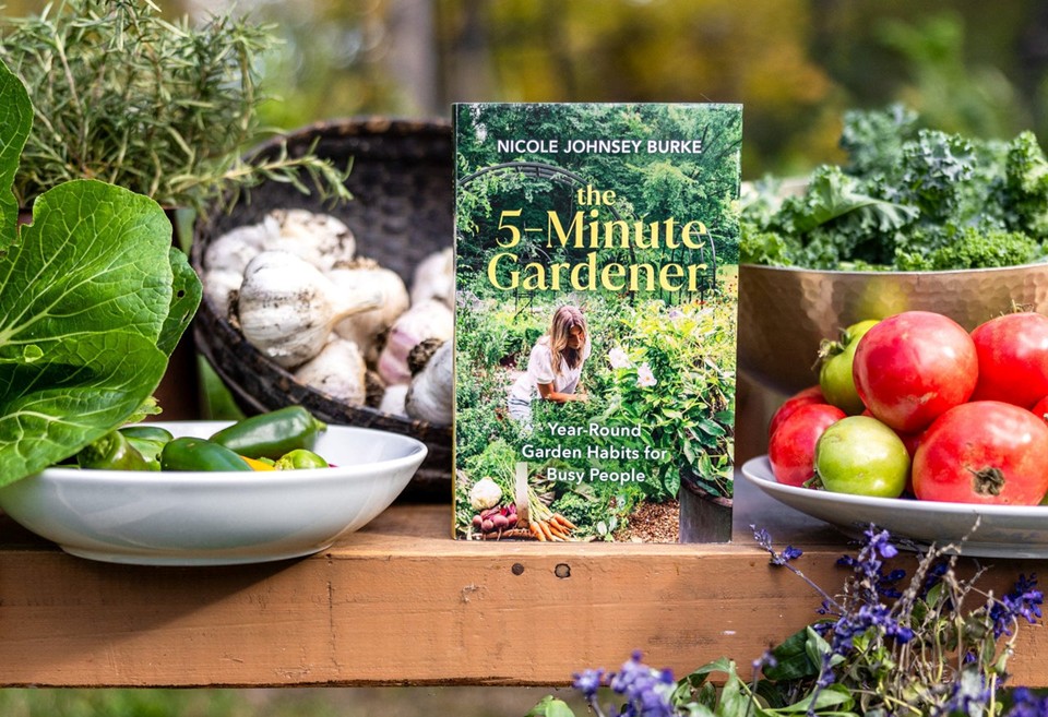 The 5-Minute Gardener: Year-Round Garden Habits for Busy People