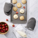 kitchenaid-asteroid-mini-oven-mitt-set-5-2.jpg